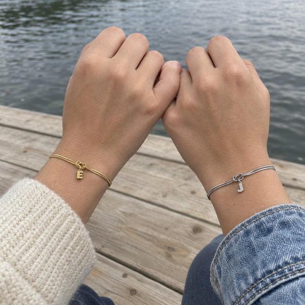 Deux amies portant chacune leur bracelet