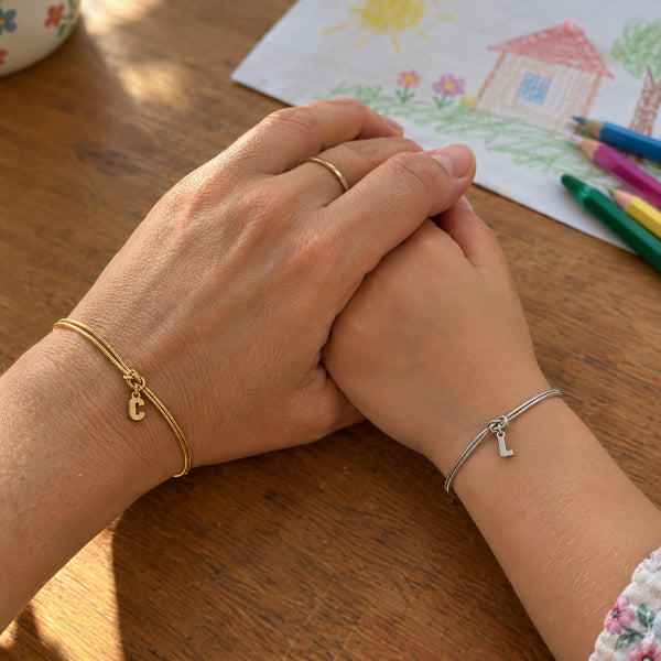 Une mère et sa fille portant leur bracelet