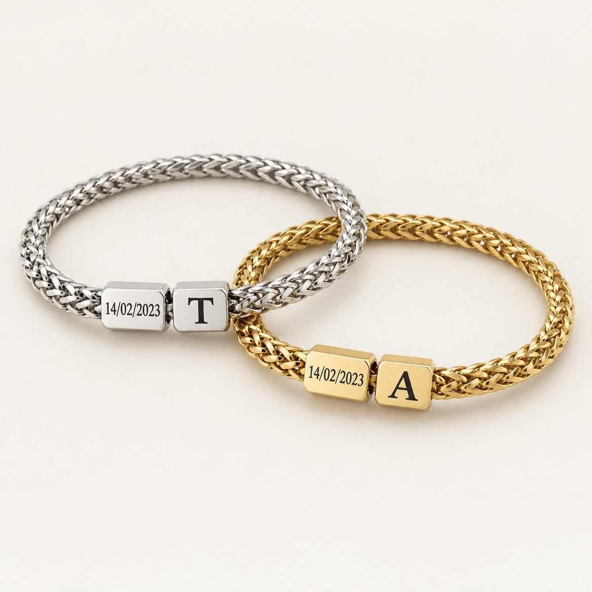 Les deux bracelets à maille épaisse, argent et or