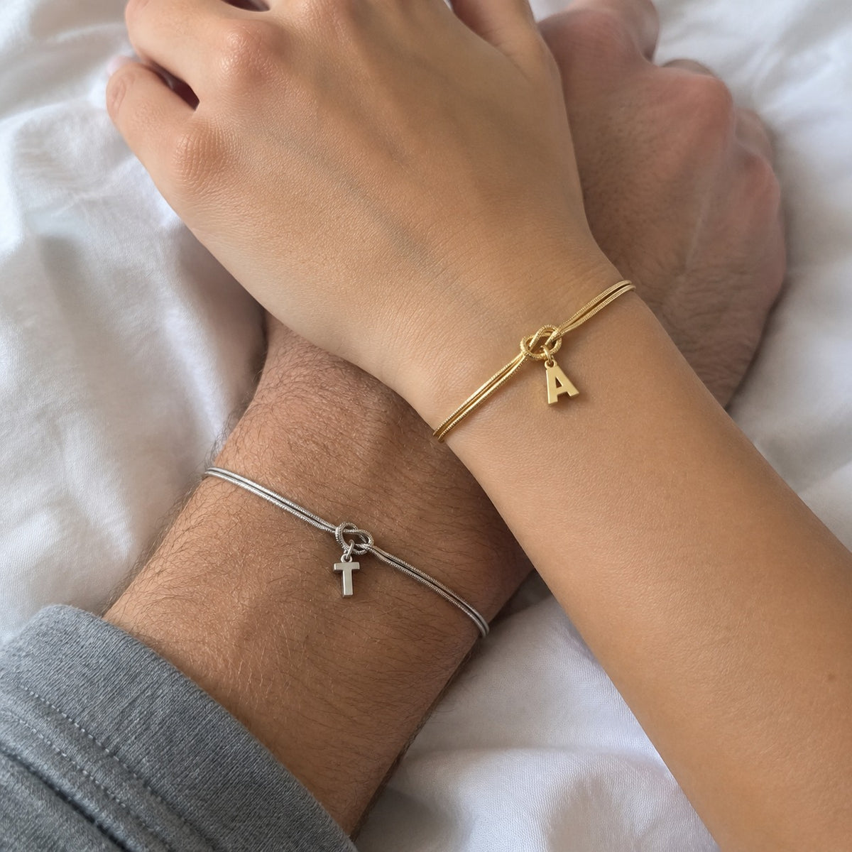Couple : lui en argent (T), elle en or (A)