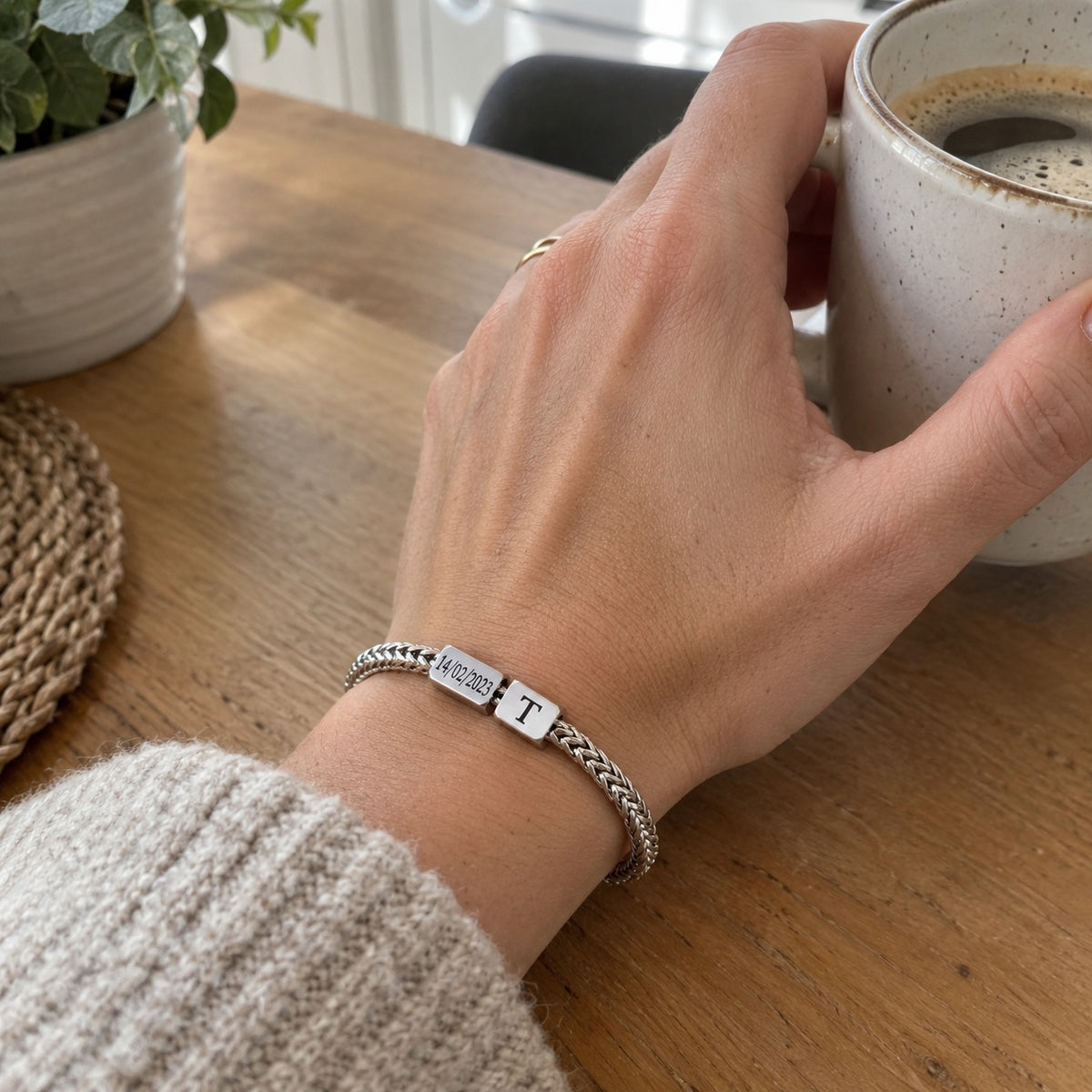 Bracelet argent porté au poignet d'une femme