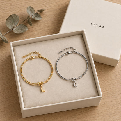 Deux bracelets nœud initiale dans un écrin cadeau crème