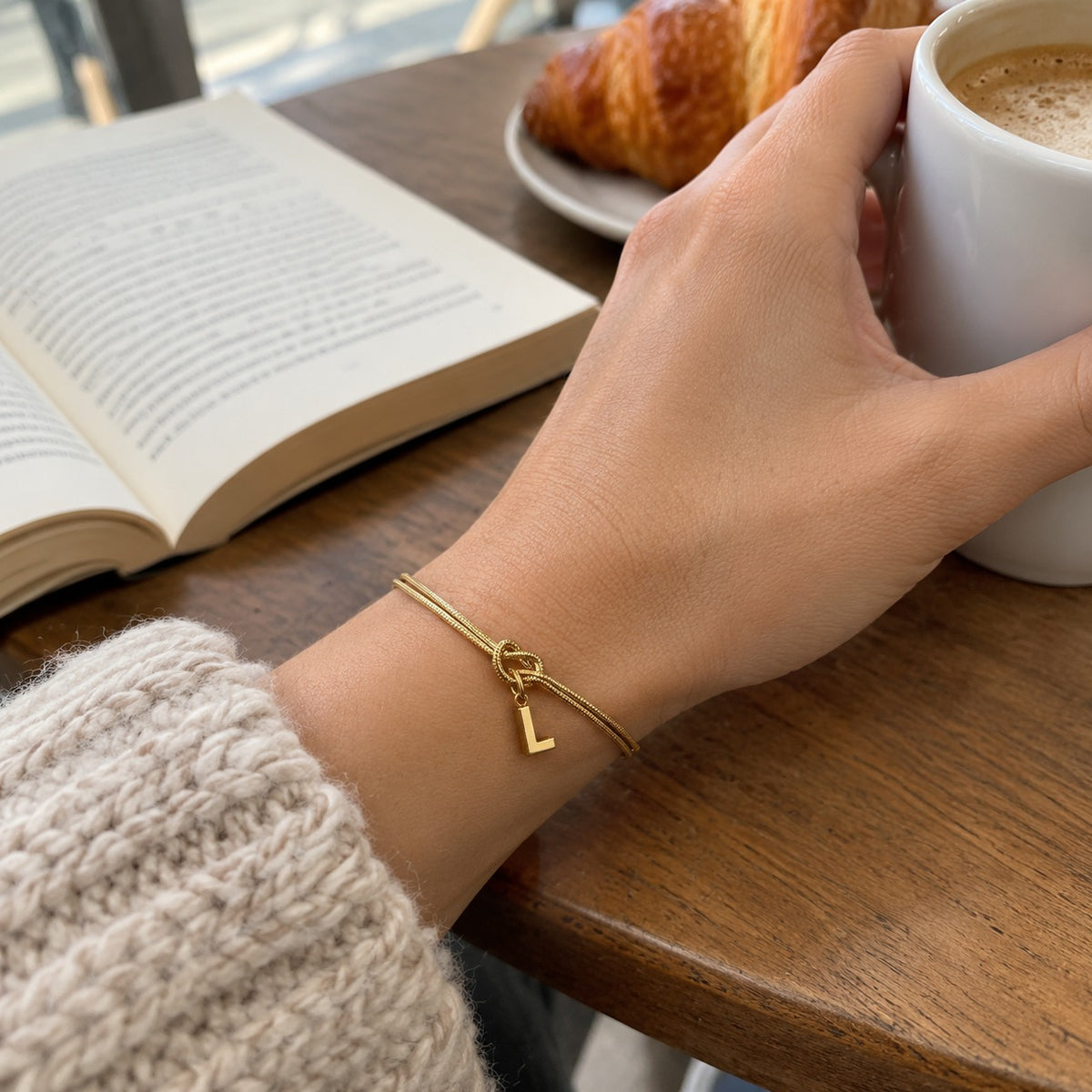 Bracelet nœud or initiale L porté au quotidien