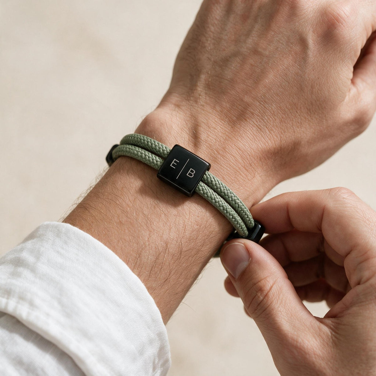 Le bracelet se règle en faisant glisser les passants