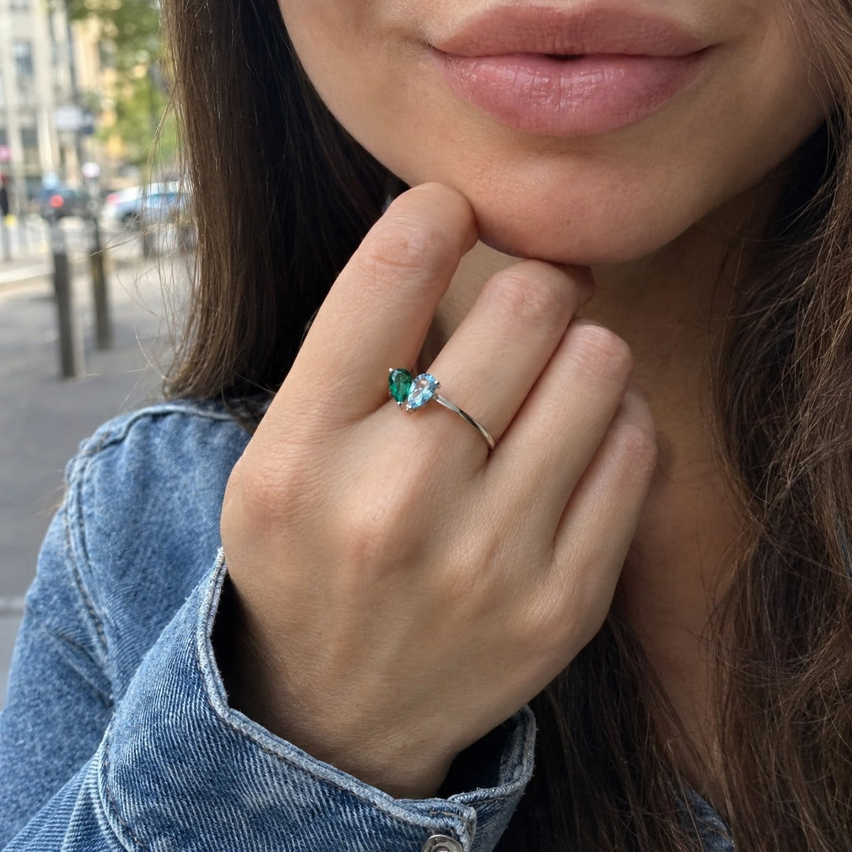 Bague deux pierres de naissance à la main