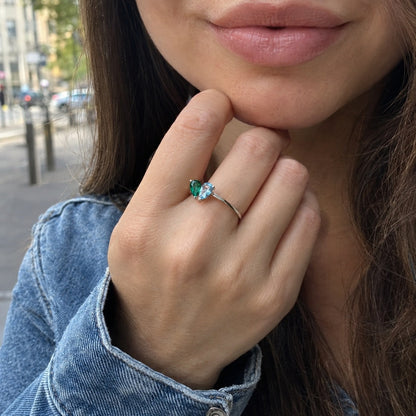 Bague deux pierres de naissance à la main