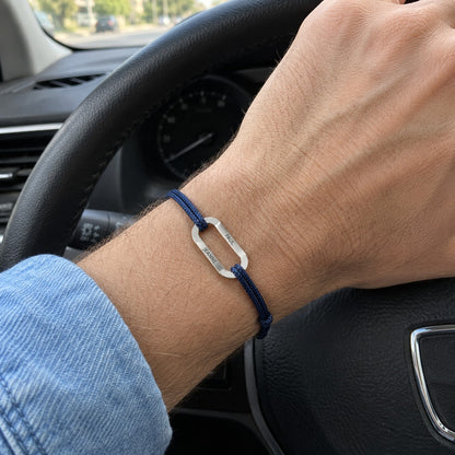 Bracelet Lien porté au poignet d'un homme
