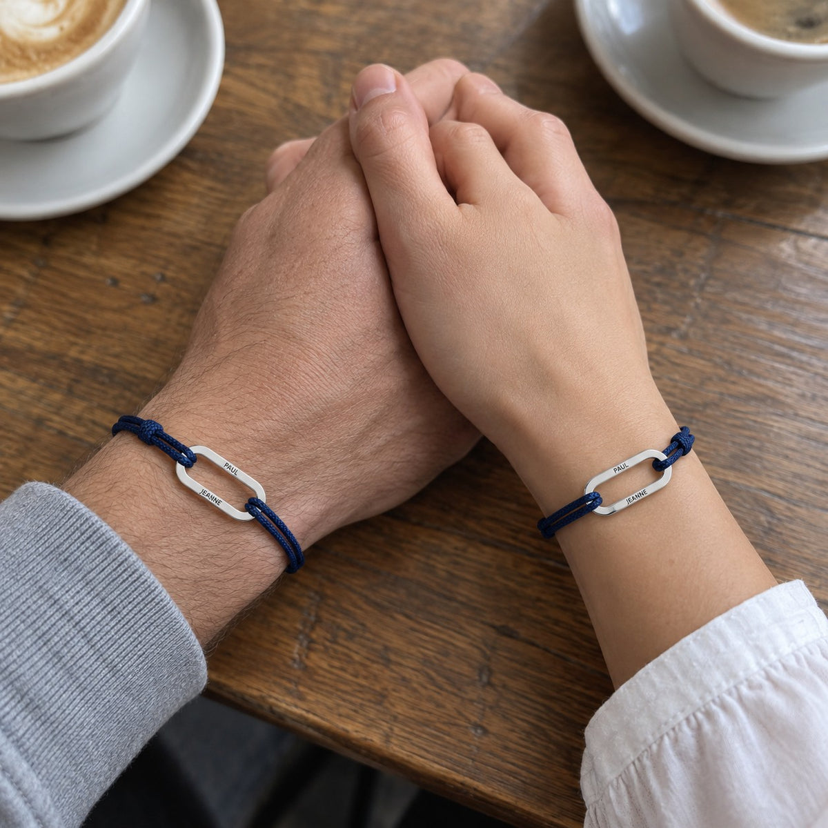 Deux bracelets Lien identiques portés en couple
