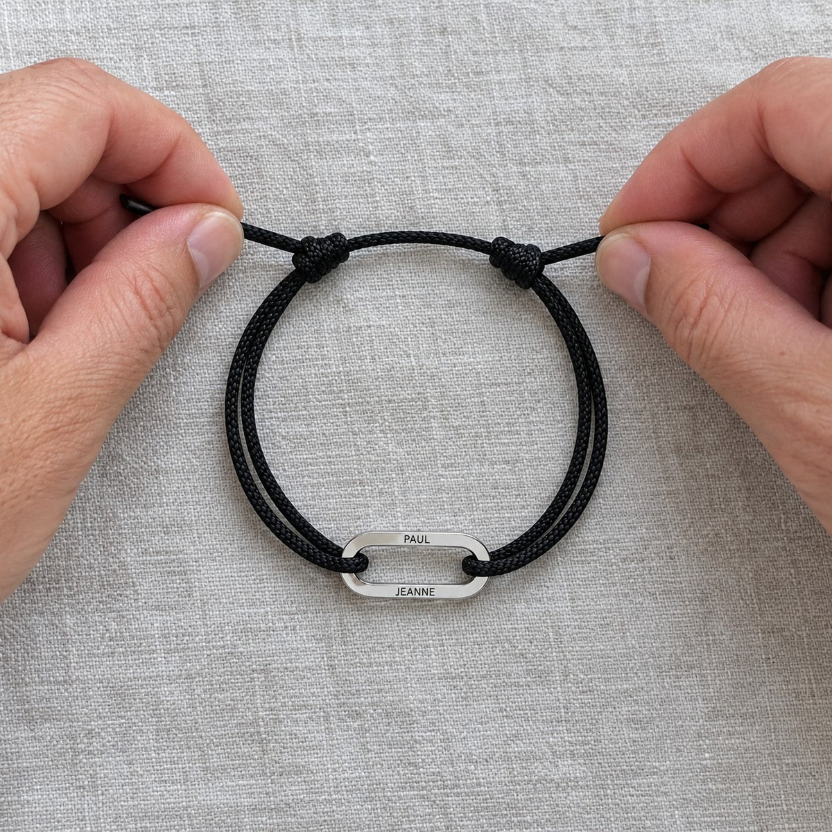 Ajustement du bracelet par les nœuds coulissants