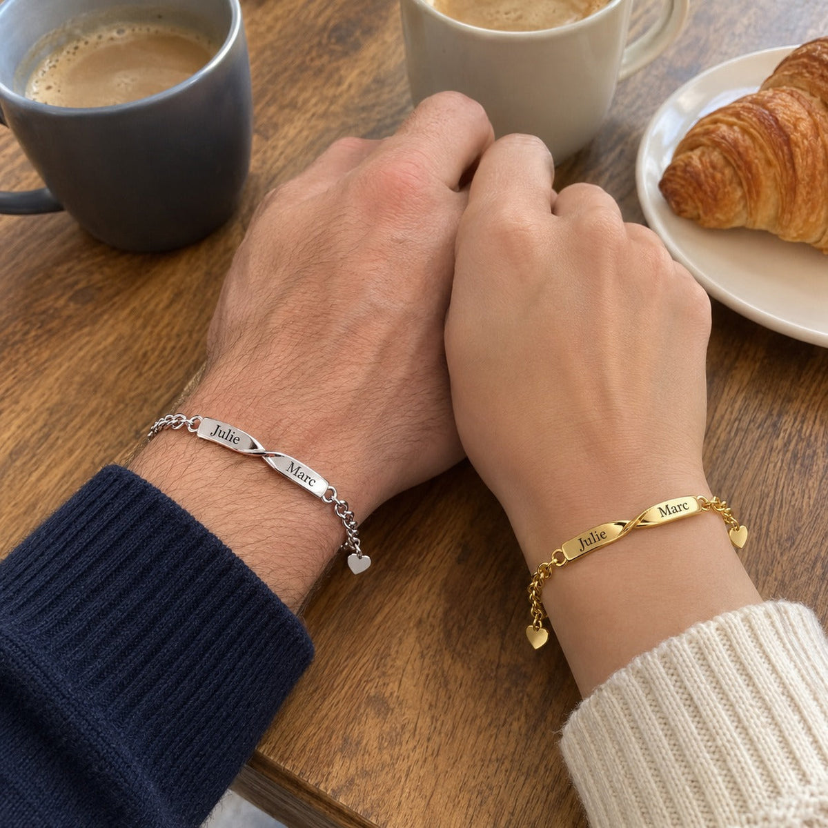 Bracelets duo Liora or et argent portés par un couple